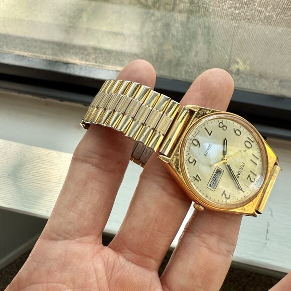 Vintage Pulsar V533-8A70 Gold Tone Quartz Men’s Watch Day Date Stretch Band 34mm - Picture 7 of 8